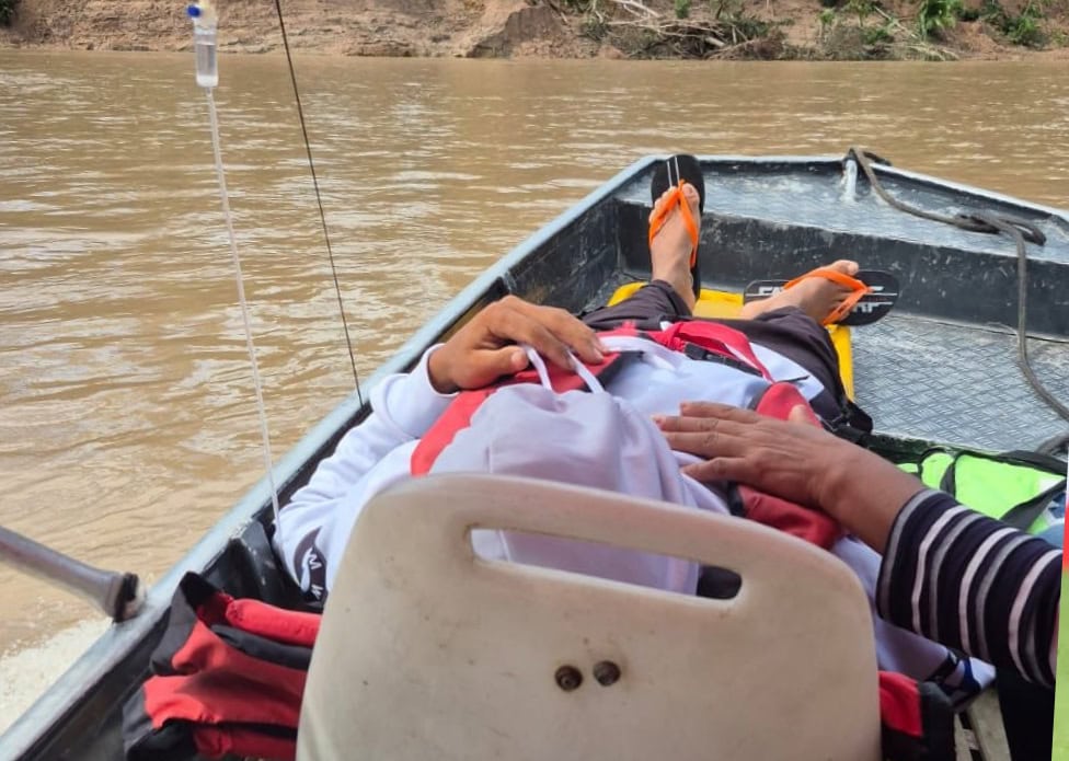 Equipes de resgate usam barco para socorrer jovem que caiu de árvore no interior do AC