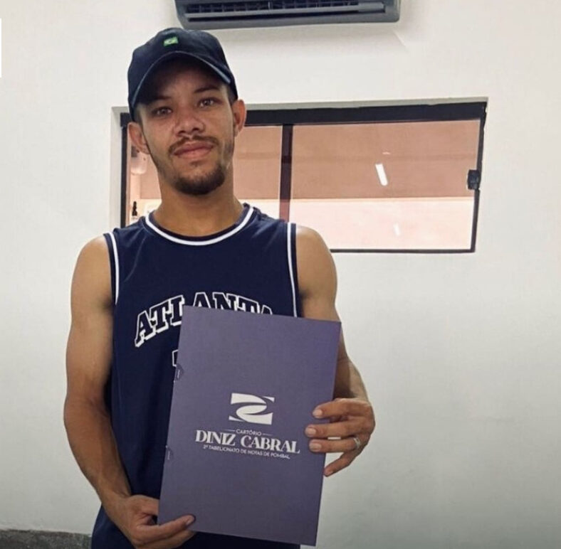 Paraibano recebe escritura de imóvel doado por ator em programa de televisão Paraibano recebe escritura de imóvel doado por ator em programa de televisão