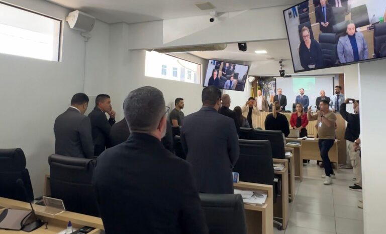 Vereadores fazem minuto de silêncio por vítimas do ataque do São José