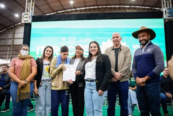 Em Sena, Mailza entrega obras, títulos e anuncia novos investimentos