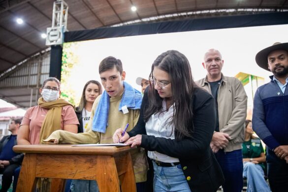 Em Sena, Mailza entrega obras, títulos e anuncia novos investimentos