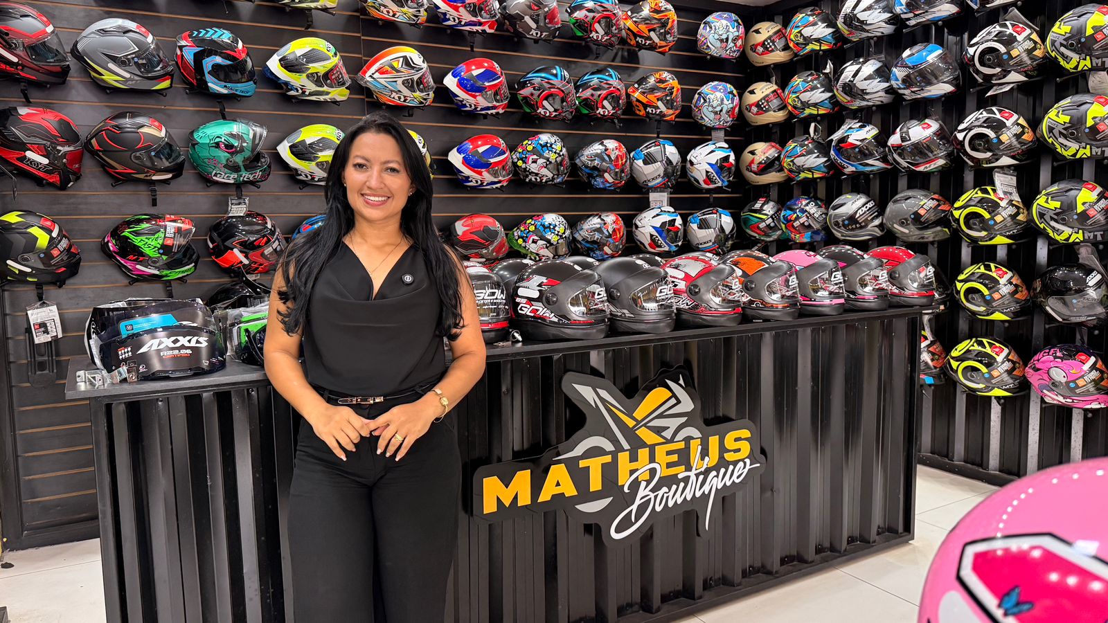 Há 10 anos no mercado, Matheus Motos oferece oficina e 'leva e traz' Karen é proprietária da Matheus Motos, ao lado do esposo Paulo