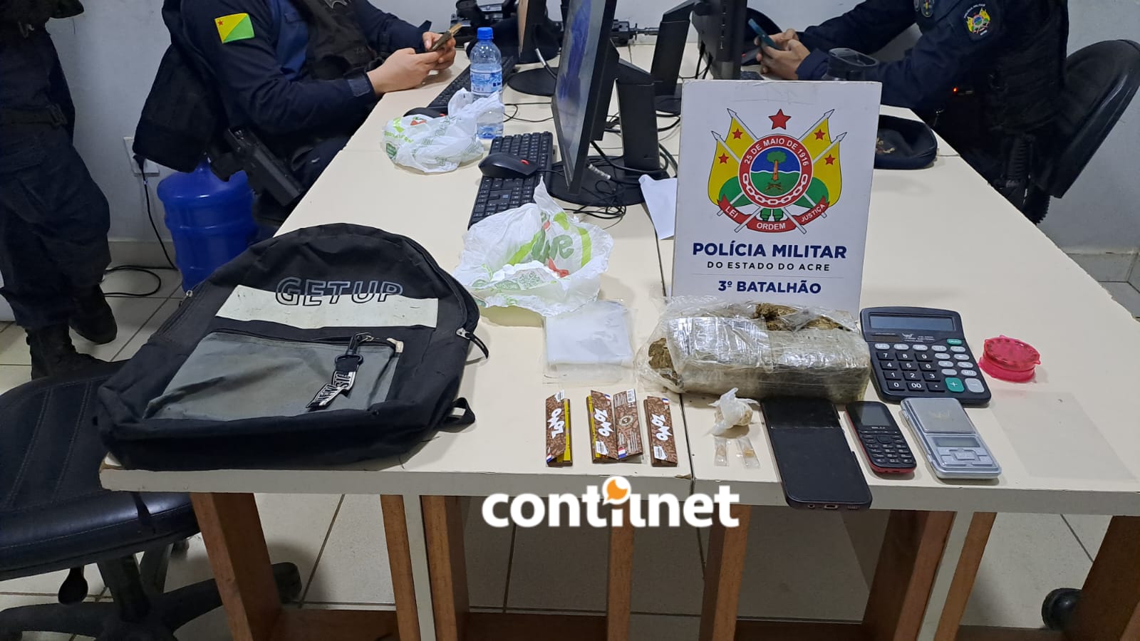 Mulher é presa com quase 1 kg de drogas após denúncia anônima em Rio Branco