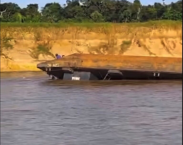 Naufrágio de balsa no Rio Tarauacá mobiliza atenção de moradores