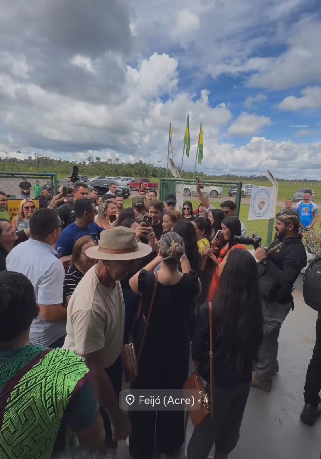 Deputado Nikolas Ferreira é recebido por apoiadores em chegada a Feijó