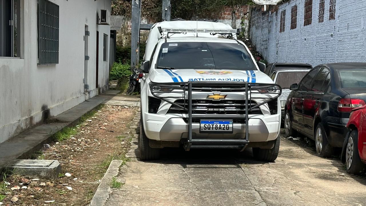Homem é preso após jogar panela quente contra irmã e sobrinha no Acre