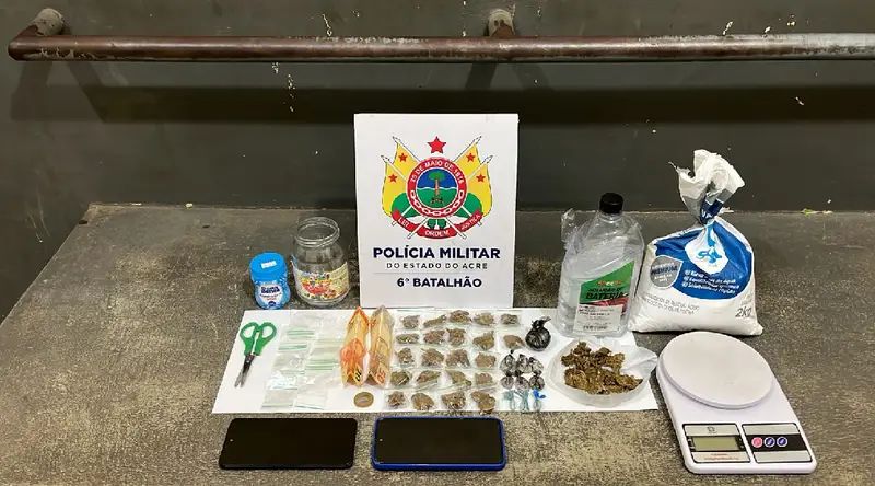 Mulher é presa suspeita de tráfico de drogas próximo a escola no Acre Mulher é presa suspeita de tráfico de drogas próximo a escola no Acre