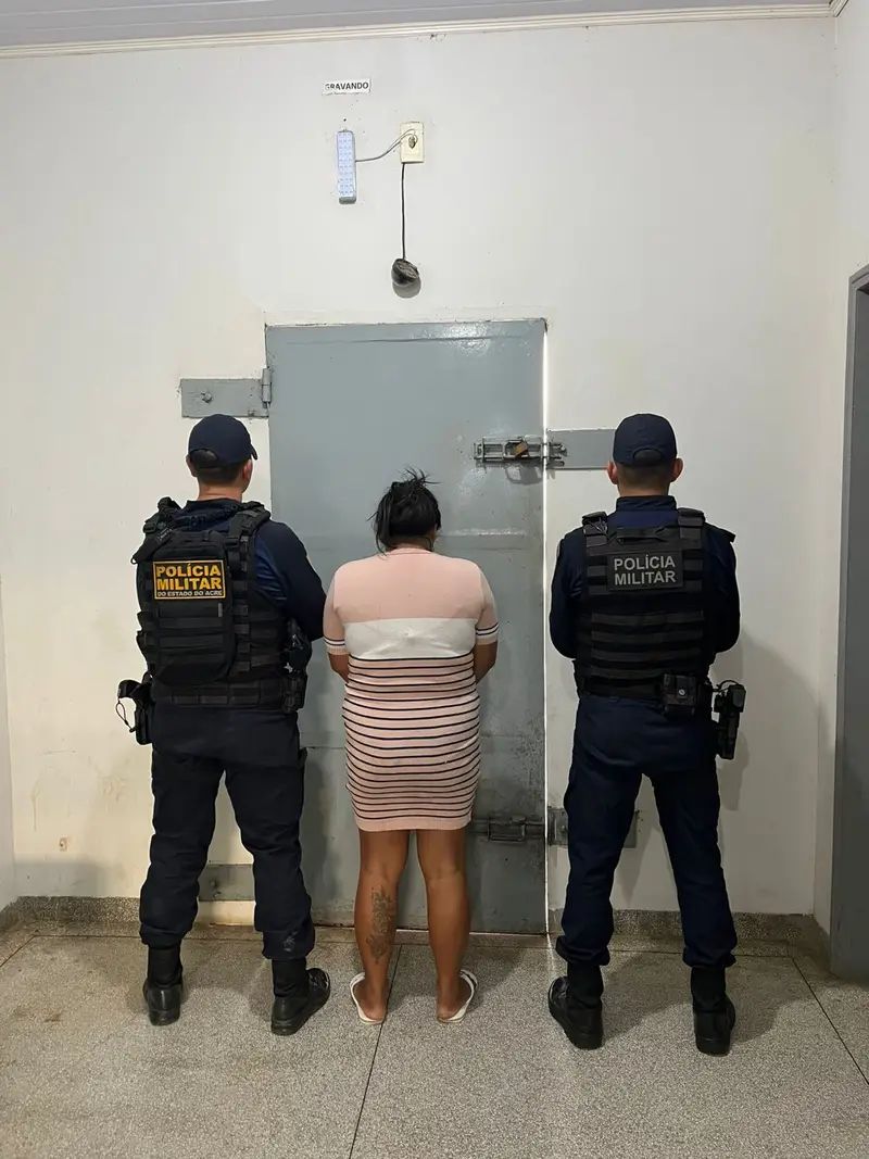 Mulher é presa suspeita de tráfico de drogas próximo a escola no Acre