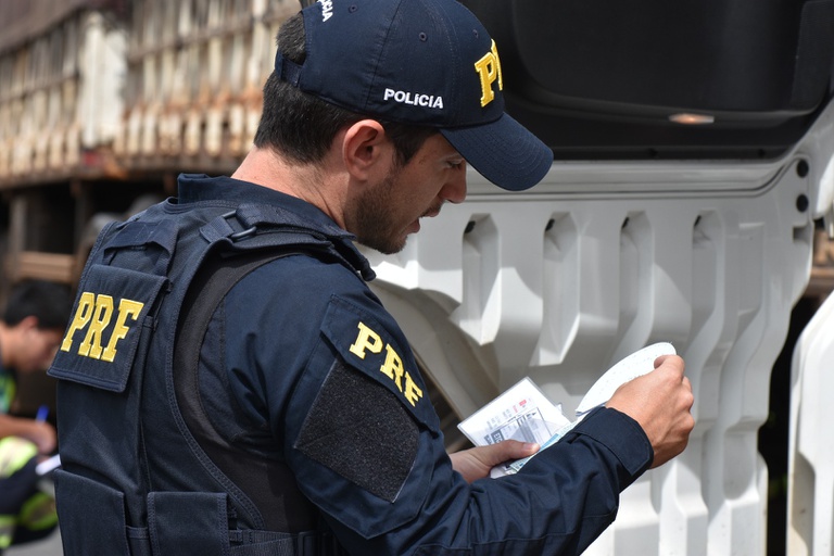 Motorista é preso na BR-364 após apresentar documento falsificado