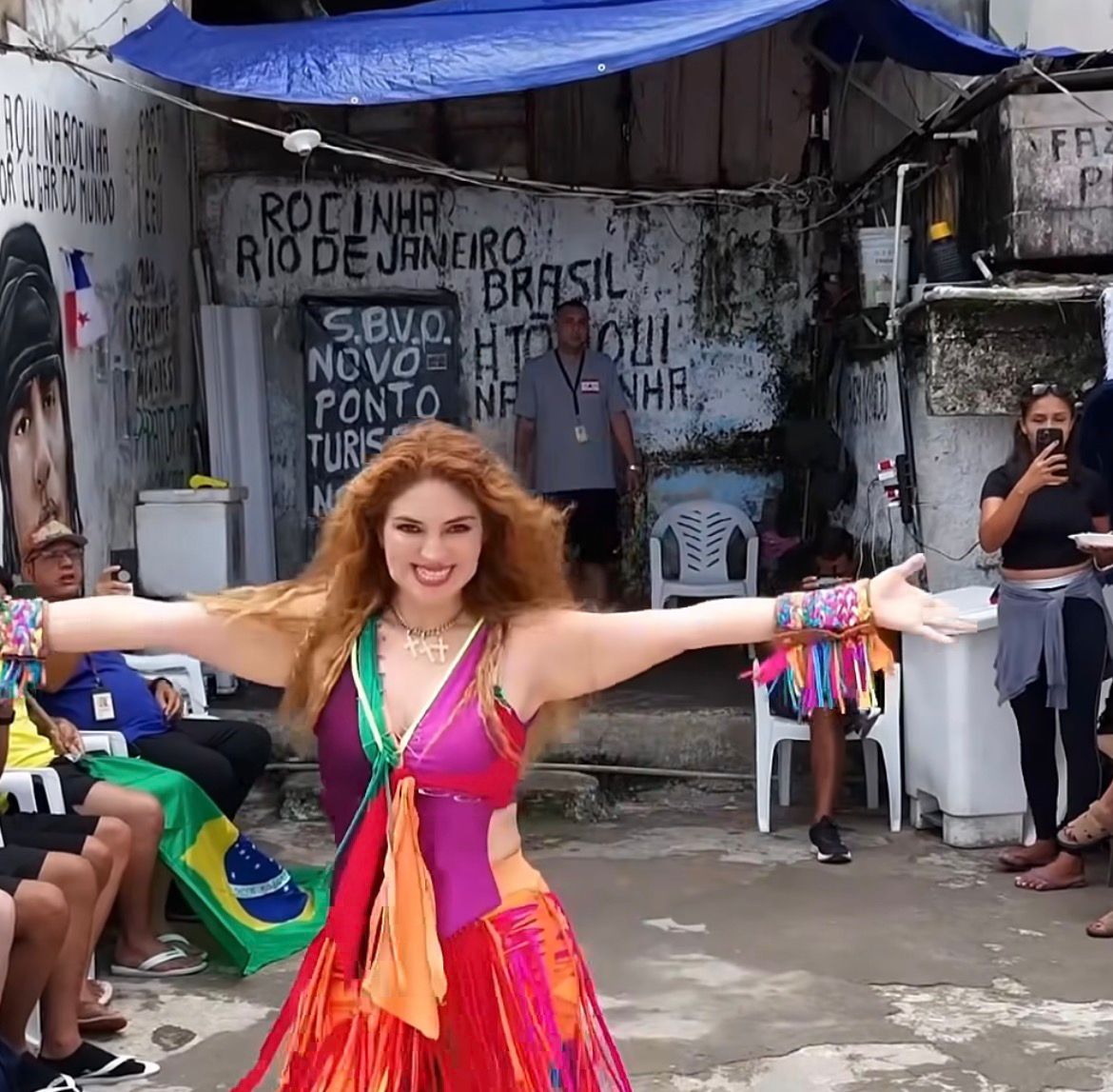 Influenciadora homenageia Shakira e o Brasil com vídeo icônico na Rocinha
