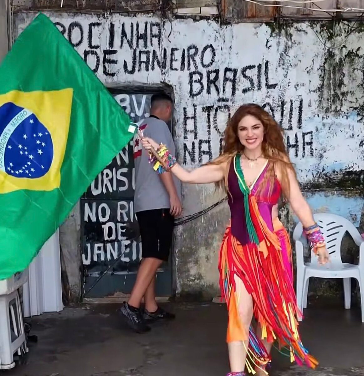 Influenciadora homenageia Shakira e o Brasil com vídeo icônico na Rocinha