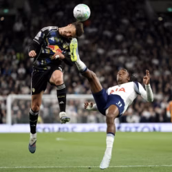 Volante do Leeds exibe ferimento após chute de atacante do Tottenham