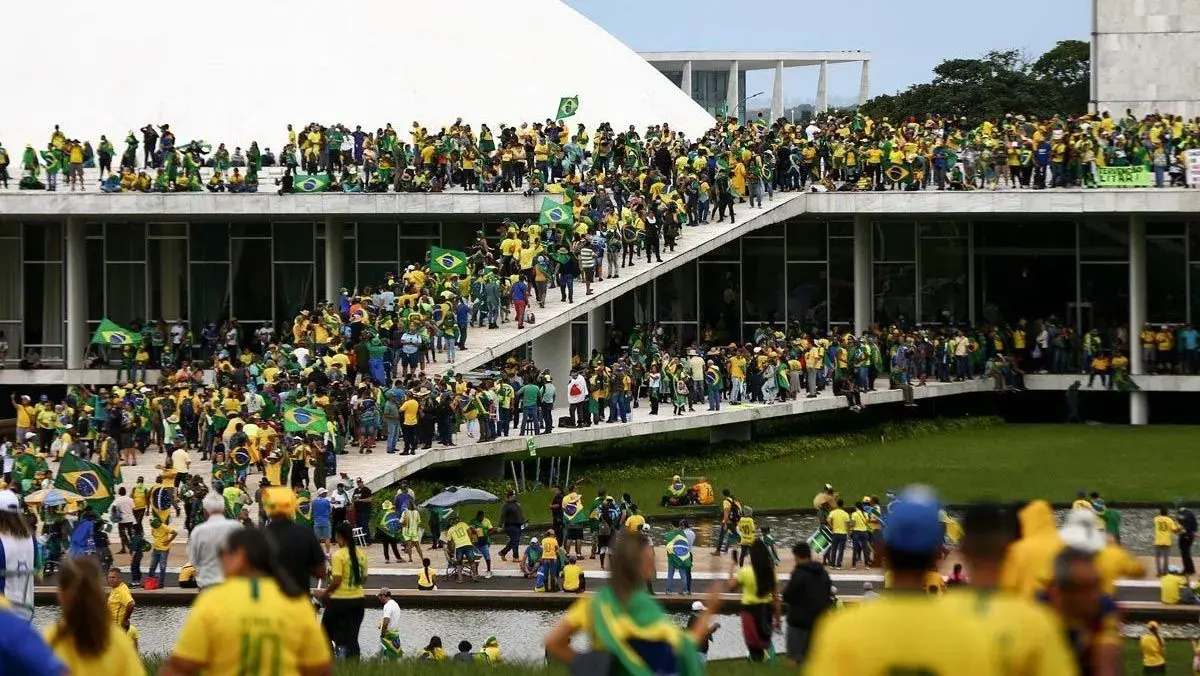 Pesquisa aponta que 52% dos brasileiros rejeitam reduzir pena do 8 de janeiro