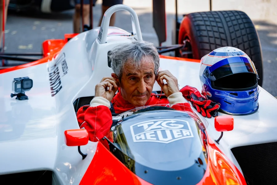 Ex-piloto Alain Prost é rendido em assalto na Suíça e fica ferido