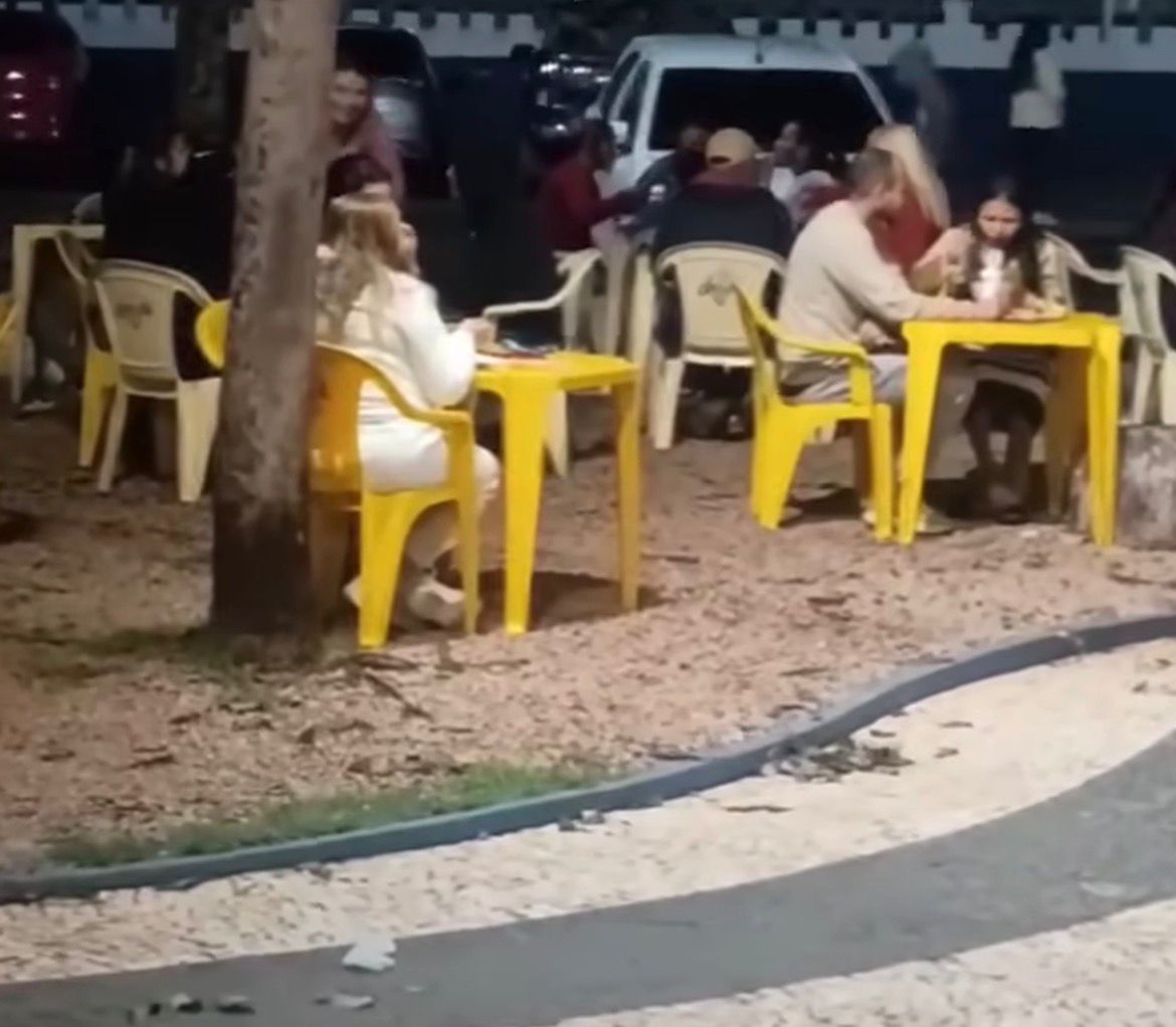 Em meio ao frio, Praça da Revolução tem grande movimentação em Rio Branco
