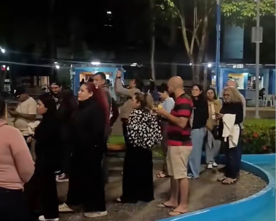 Em meio ao frio, Praça da Revolução tem grande movimentação em Rio Branco