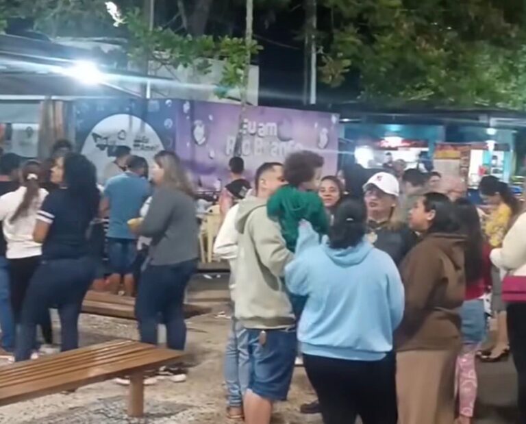 Em meio ao frio, Praça da Revolução tem grande movimentação em Rio Branco