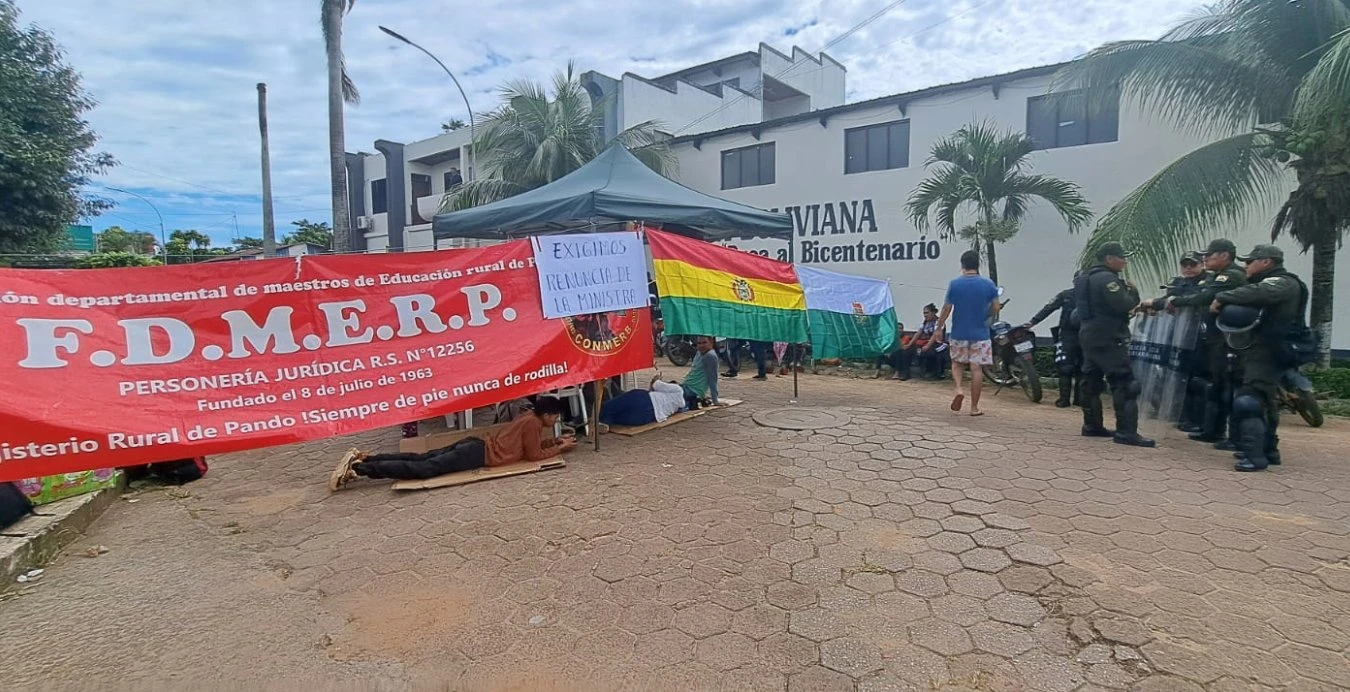 Em protesto professores bolivianos bloqueiam pontes na fronteira com o Acre