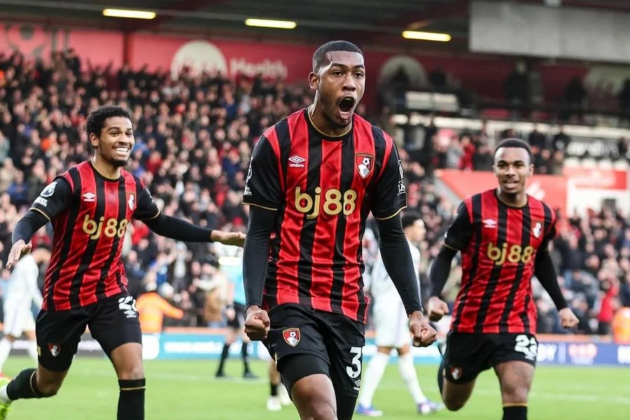 Bournemouth garante vaga inédita europeia com brilho de Rayan