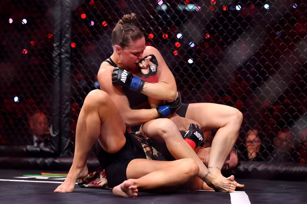 Ronda Rousey finaliza Gina Carano em 17 segundos em retorno de lendas aos EUA Ronda Rousey finaliza Gina Carano em 17 segundos em retorno de lendas aos EUA