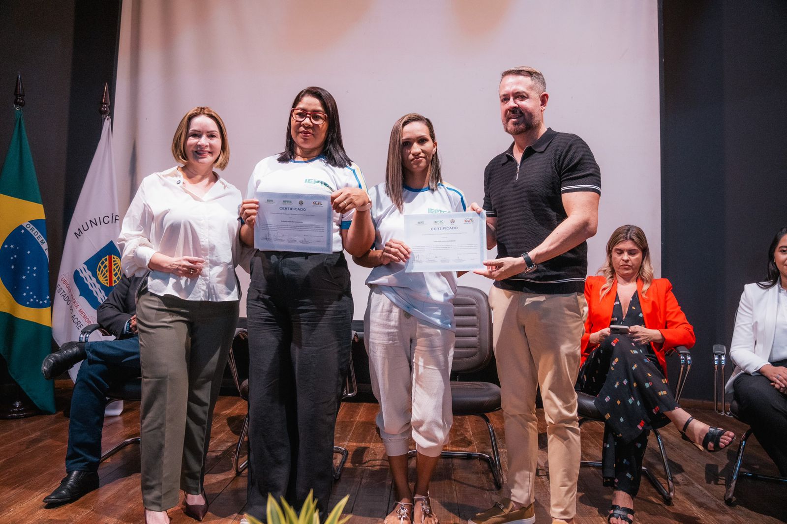 Com emenda de Socorro Neri, centenas de pessoas são certificadas em cursos Com emenda de Socorro Neri, centenas de pessoas são certificadas em cursos