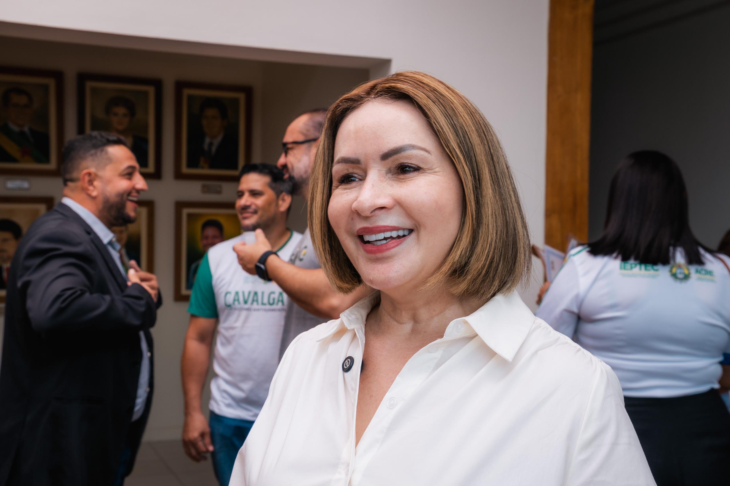 Com emenda de Socorro Neri, centenas de pessoas são certificadas em cursos Com emenda de Socorro Neri, centenas de pessoas são certificadas em cursos