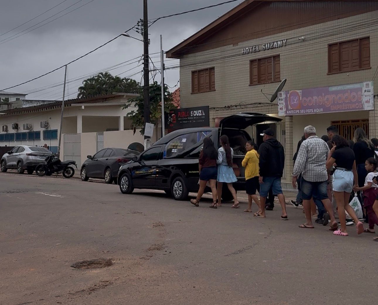 Velório e sepultamento de acreano que esperava transplante são marcados por comoção