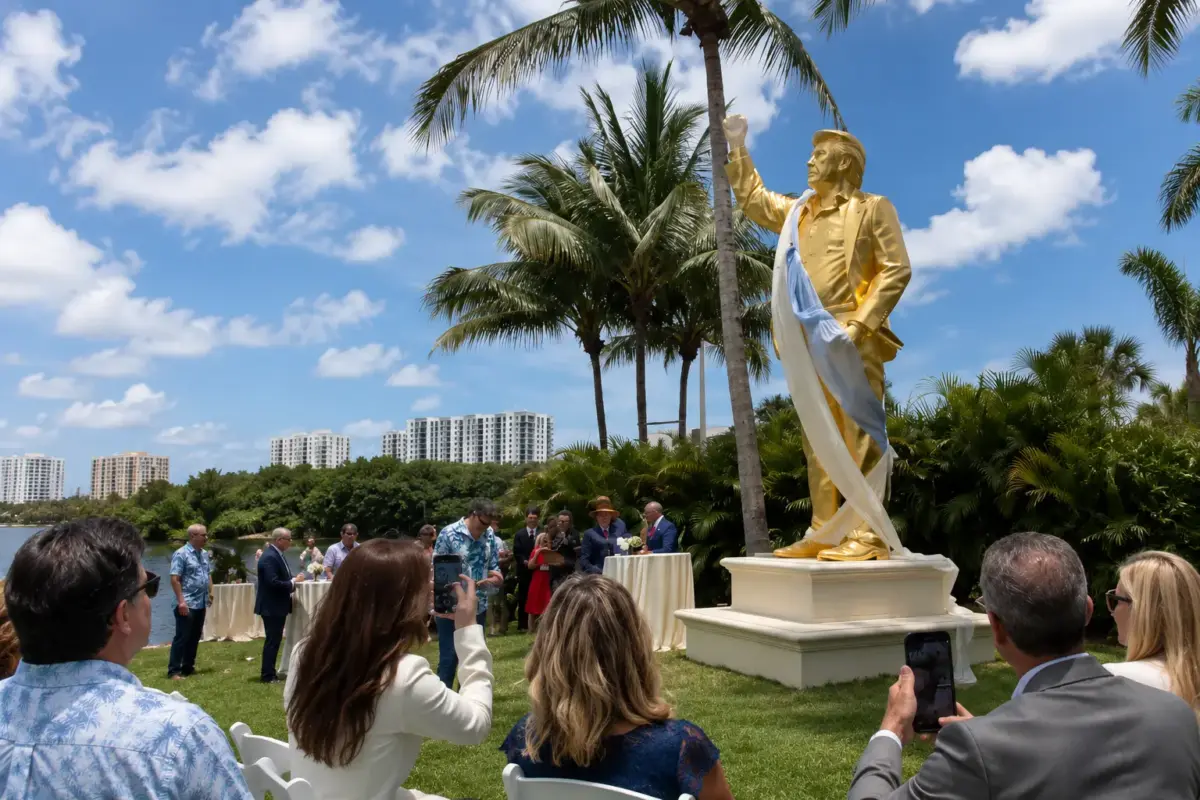 Líderes evangélicos inauguram estátua dourada de Trump na Flórida