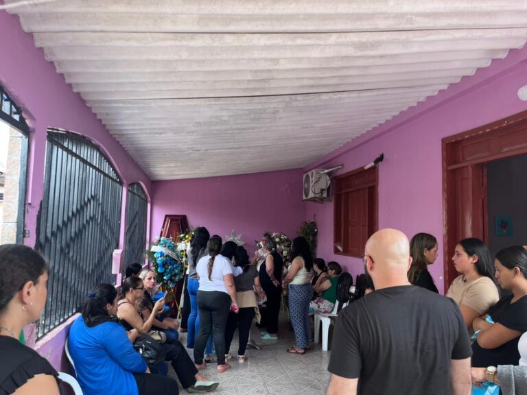 Velório de servidora morta em ataque à escola é marcado por forte comoção