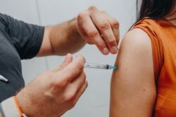 Vacinação contra gripe passa a atender apenas grupos prioritários em Sena