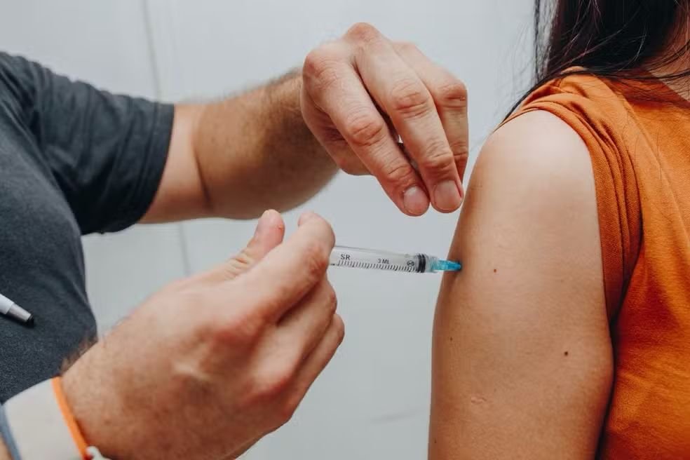 Vacinação contra gripe passa a atender apenas grupos prioritários em Sena