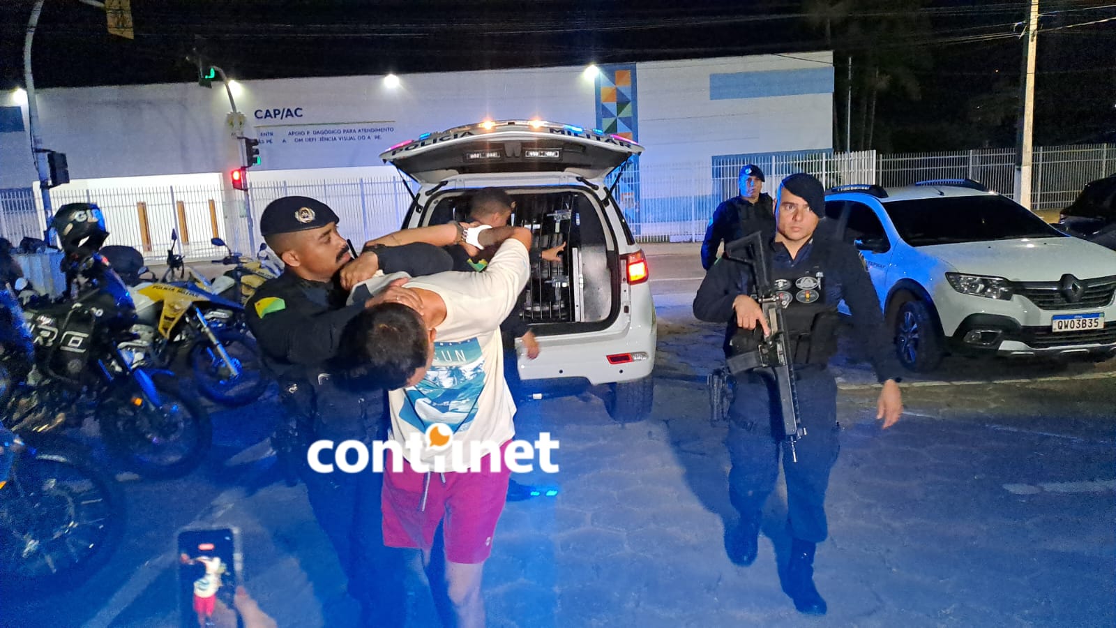 Polícia prende homem vendendo drogas próximo a campo de futebol de Rio Branco