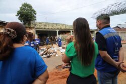 Prefeitura retira mais de 50 toneladas de lixo da casa de idoso acumulador