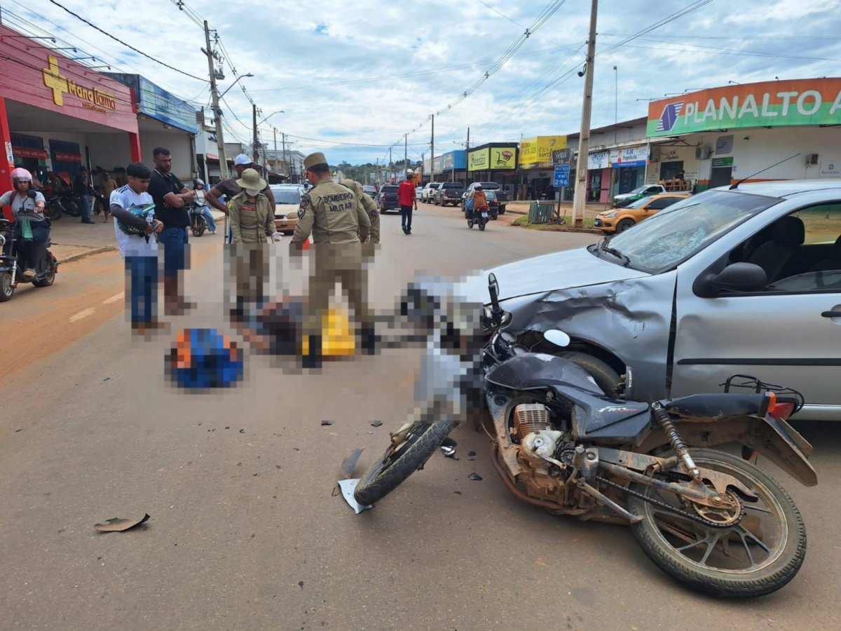 Motociclista é arremessado após colisão ao lado de posto em Brasiléia