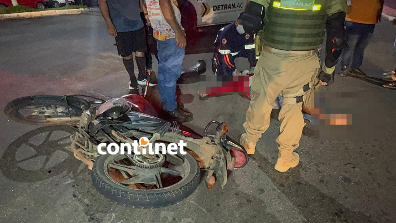 Entregadores colidem em cruzamento e ficam feridos em Rio Branco