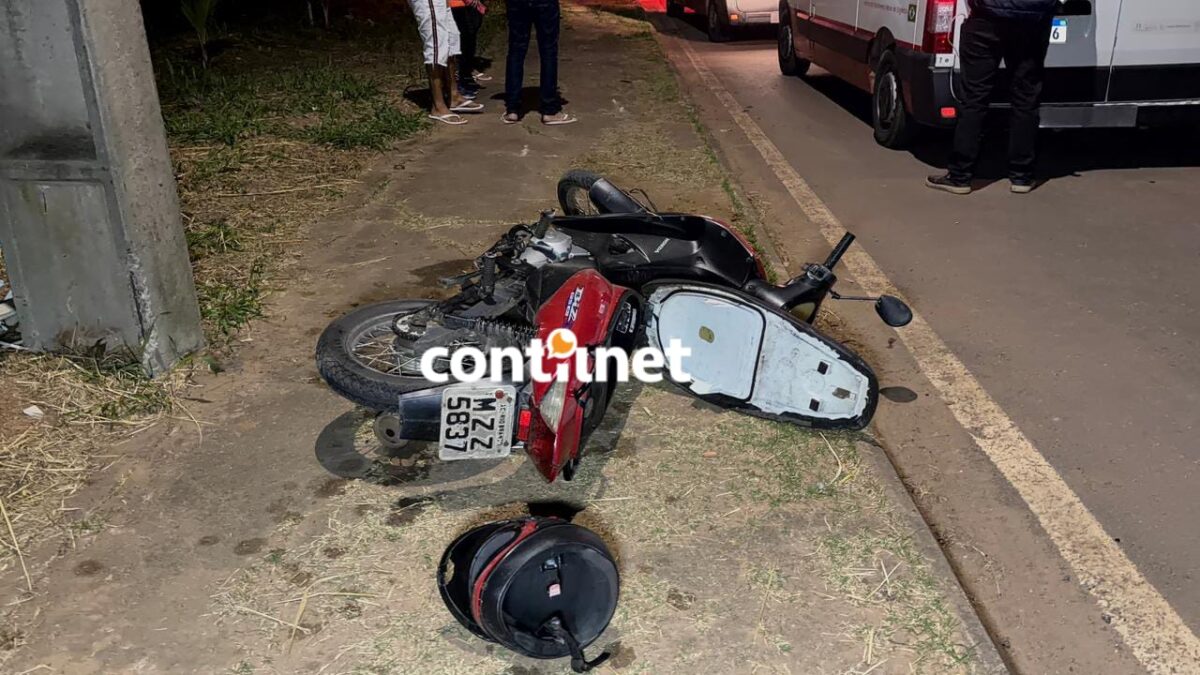 Motociclista colide contra poste e é intubado em estado grave na capital