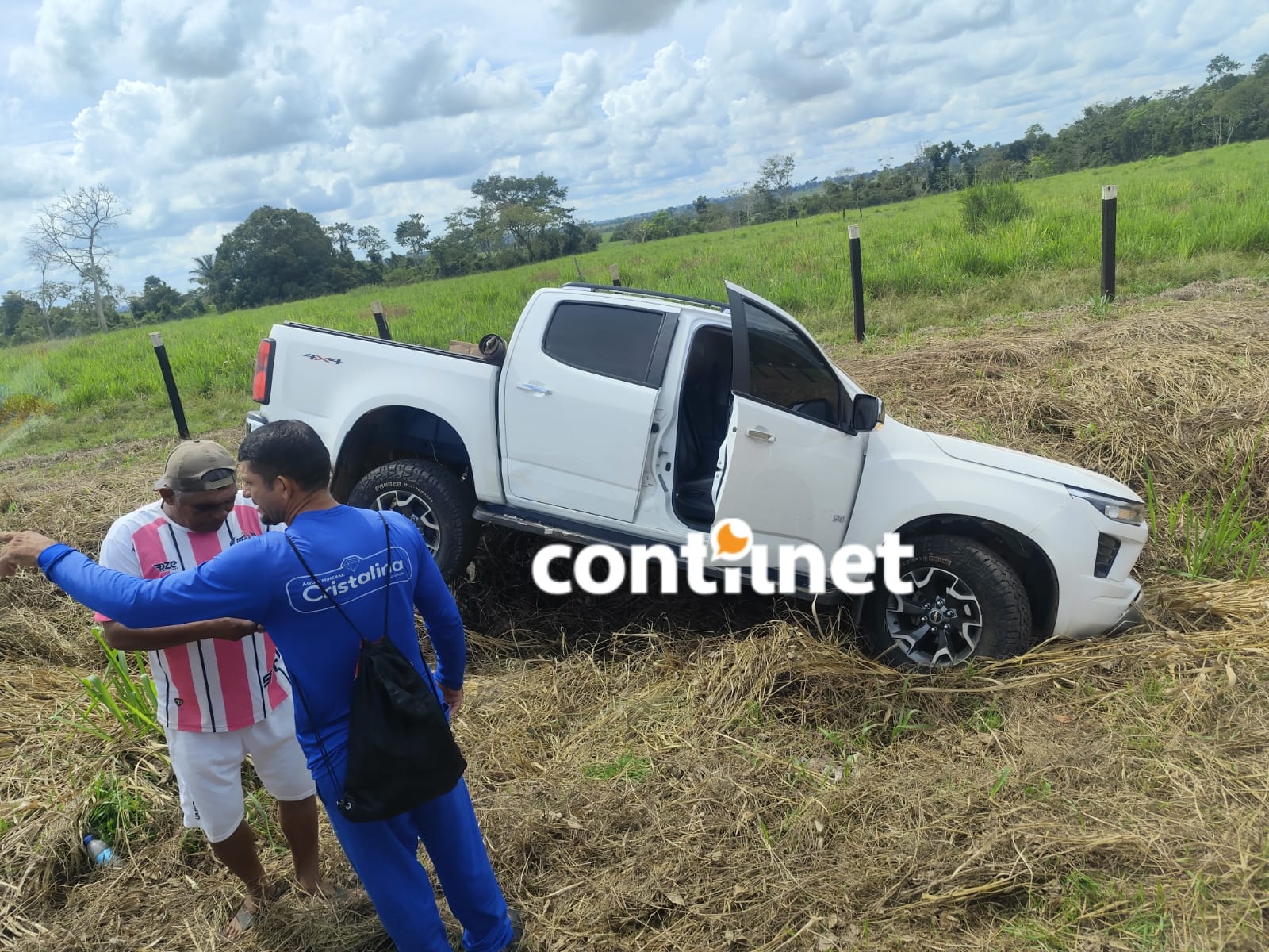 Caminhonete sai da pista e bate em barranco; dois ficaram feridos