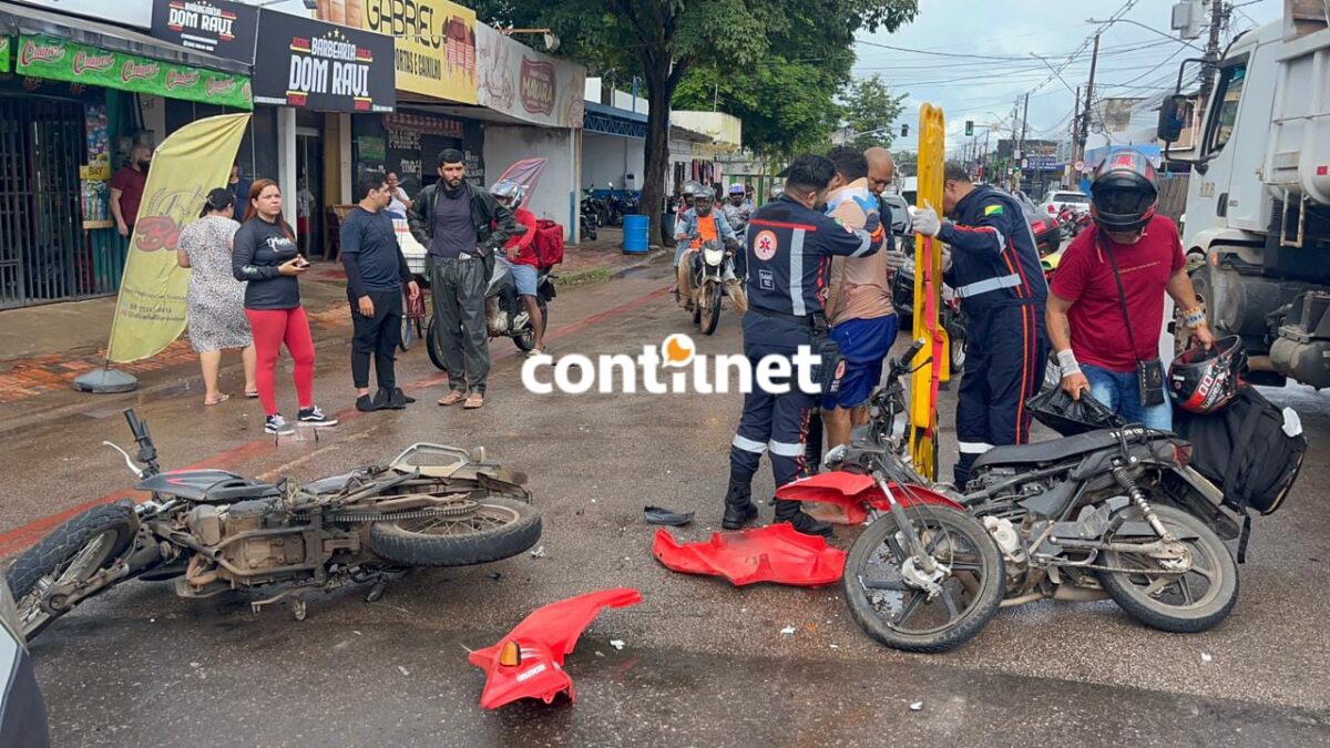 Motociclistas ficam feridos após colisão frontal entre motos