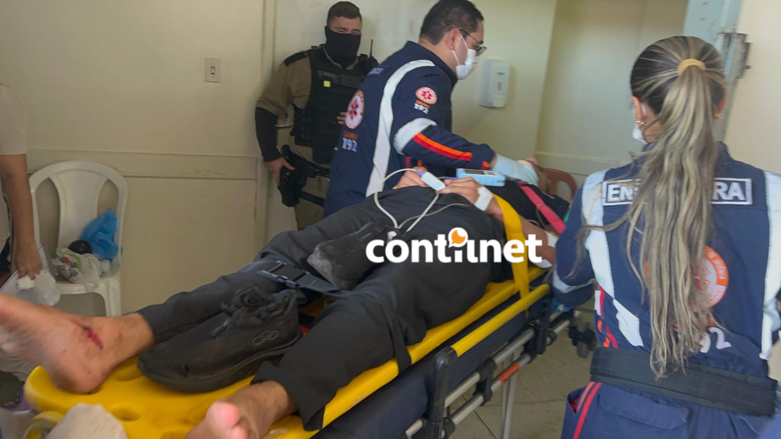 Jovem desmaia após bater moto em carro parado em Rio Branco