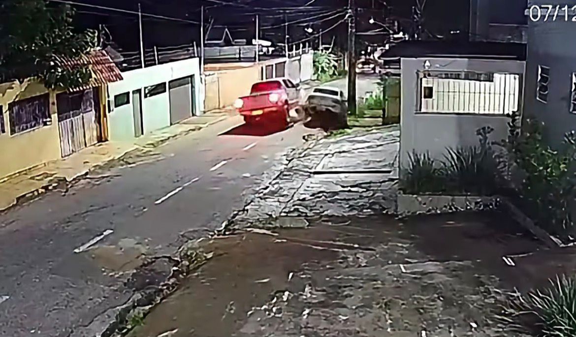Rua registra nova batida de caminhonete em menos de 24 horas Rua registra nova batida de caminhonete em menos de 24 horas