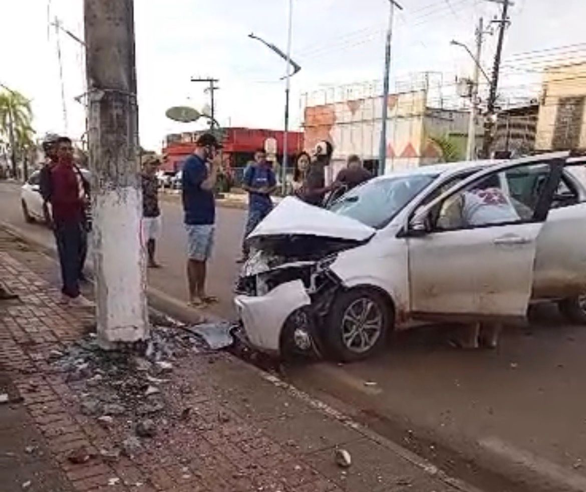 Carro bate em poste na Via Chico Mendes e fica com a frente destruída Carro bate em poste na Via Chico Mendes e fica com a frente destruída
