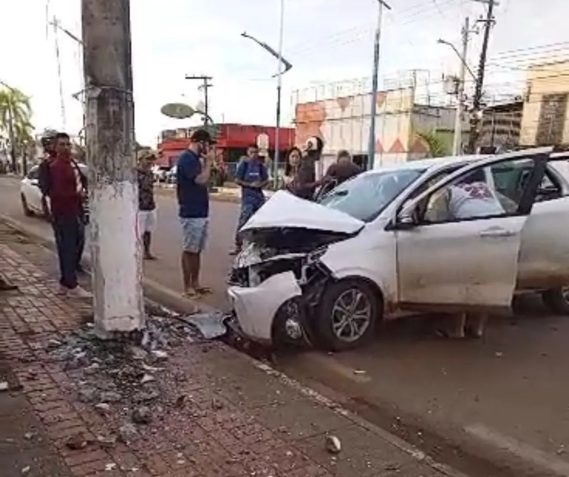 Carro bate em poste na Via Chico Mendes e fica com a frente destruída