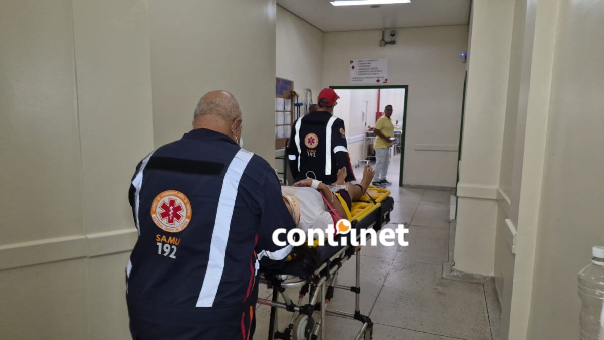 Jovem fica ferida após perder controle de motocicleta e cair em ramal de Rio Branco