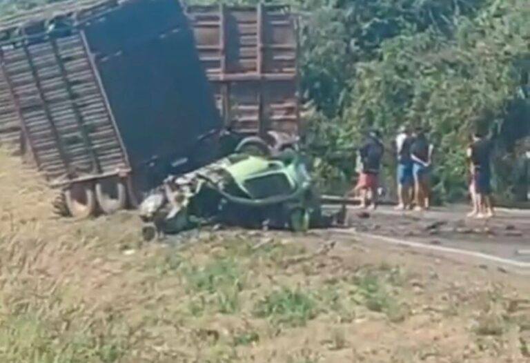 Colisão entre carro e duas carretas deixa um morto na BR-364 Colisão entre carro e duas carretas deixa um morto na BR-364