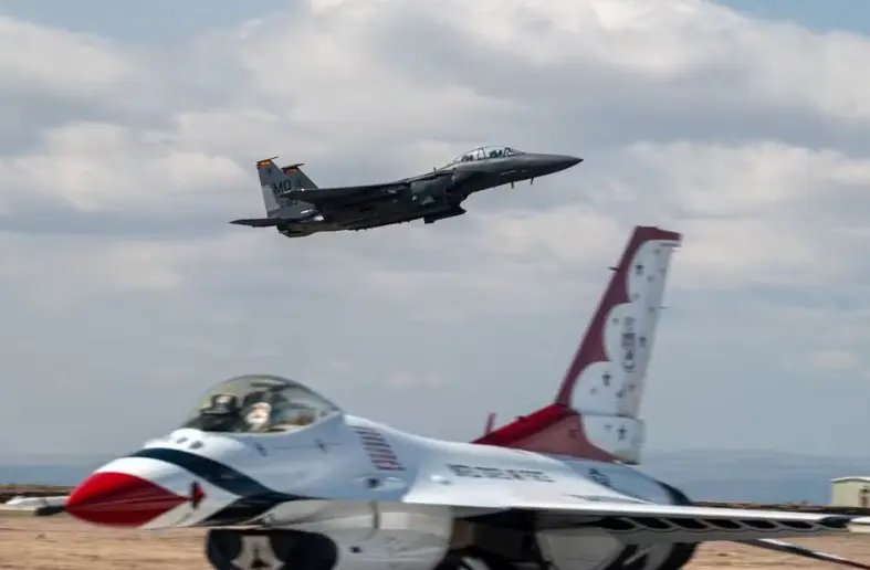 Dois caças da Força Aérea dos EUA colidem no ar durante show aéreo