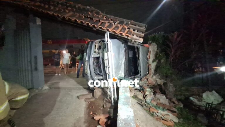 Motorista fica ferido após caminhonete capotar e atingir portão em RB