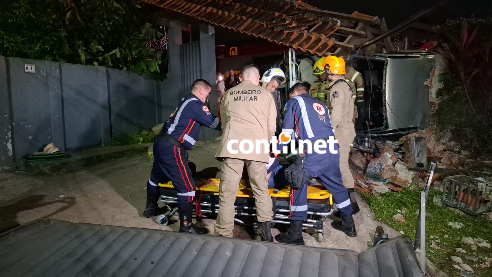 Motorista fica ferido após caminhonete capotar e atingir portão em RB