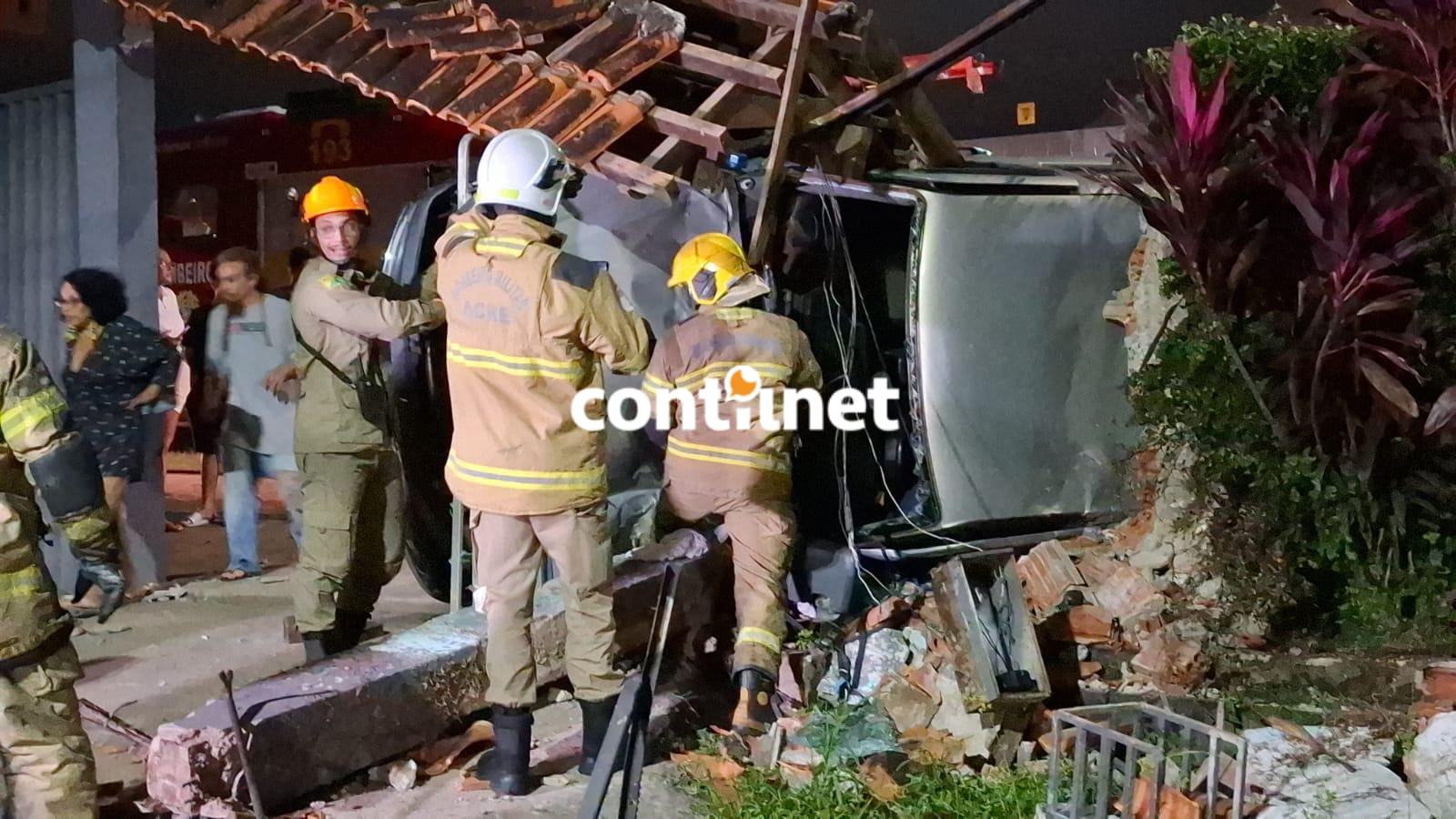 Motorista fica ferido após caminhonete capotar e atingir portão em RB