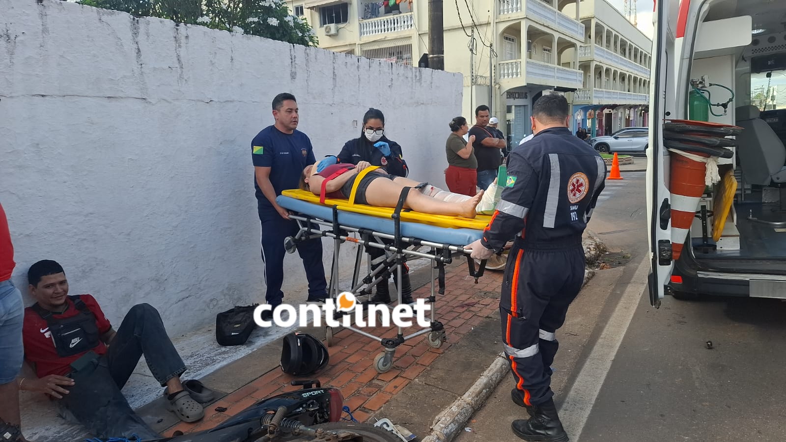 Mulher fratura a perna após colisão violenta entre carro e moto Mulher fratura a perna após colisão violenta entre carro e moto