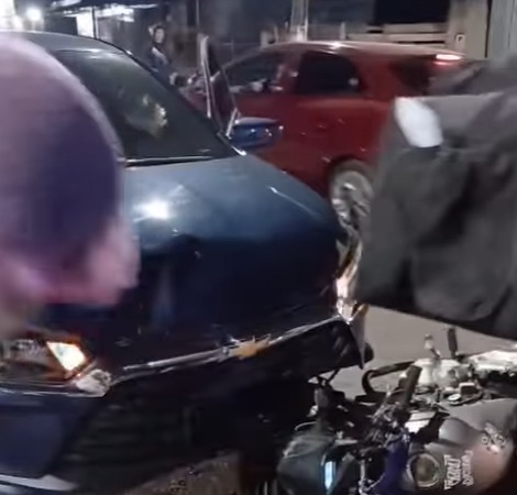 Acidente entre carro e moto deixa ferido na Avenida GetĂșlio Vargas